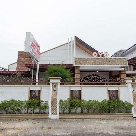 Oyo 619 Naufal Guest House Syariah Медан Экстерьер фото