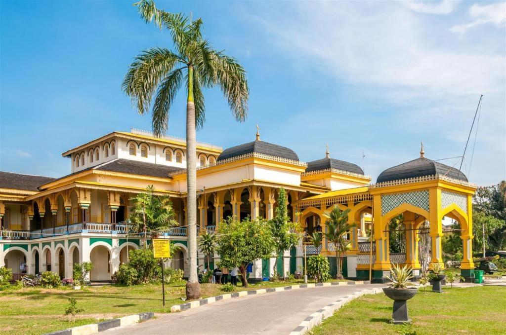 Oyo 619 Naufal Guest House Syariah Медан Экстерьер фото