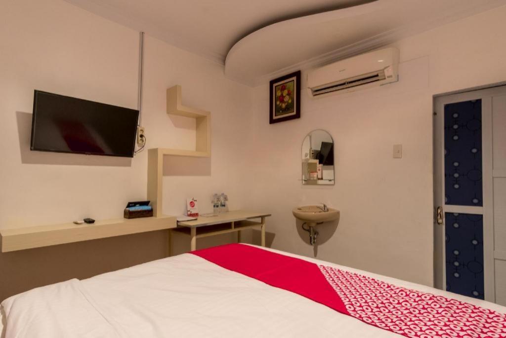 Oyo 619 Naufal Guest House Syariah Медан Экстерьер фото