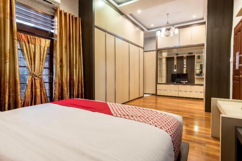 Oyo 619 Naufal Guest House Syariah Медан Экстерьер фото