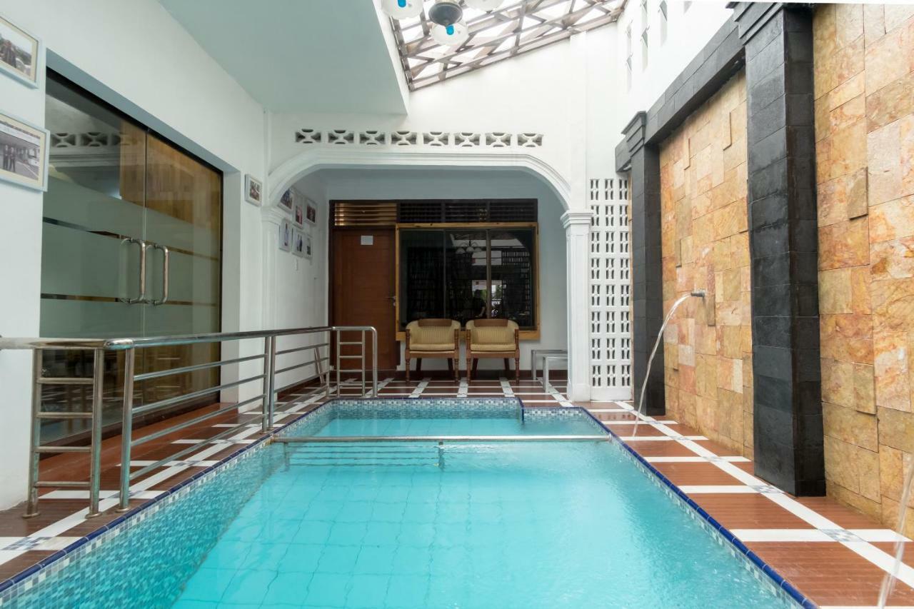 Oyo 619 Naufal Guest House Syariah Медан Экстерьер фото