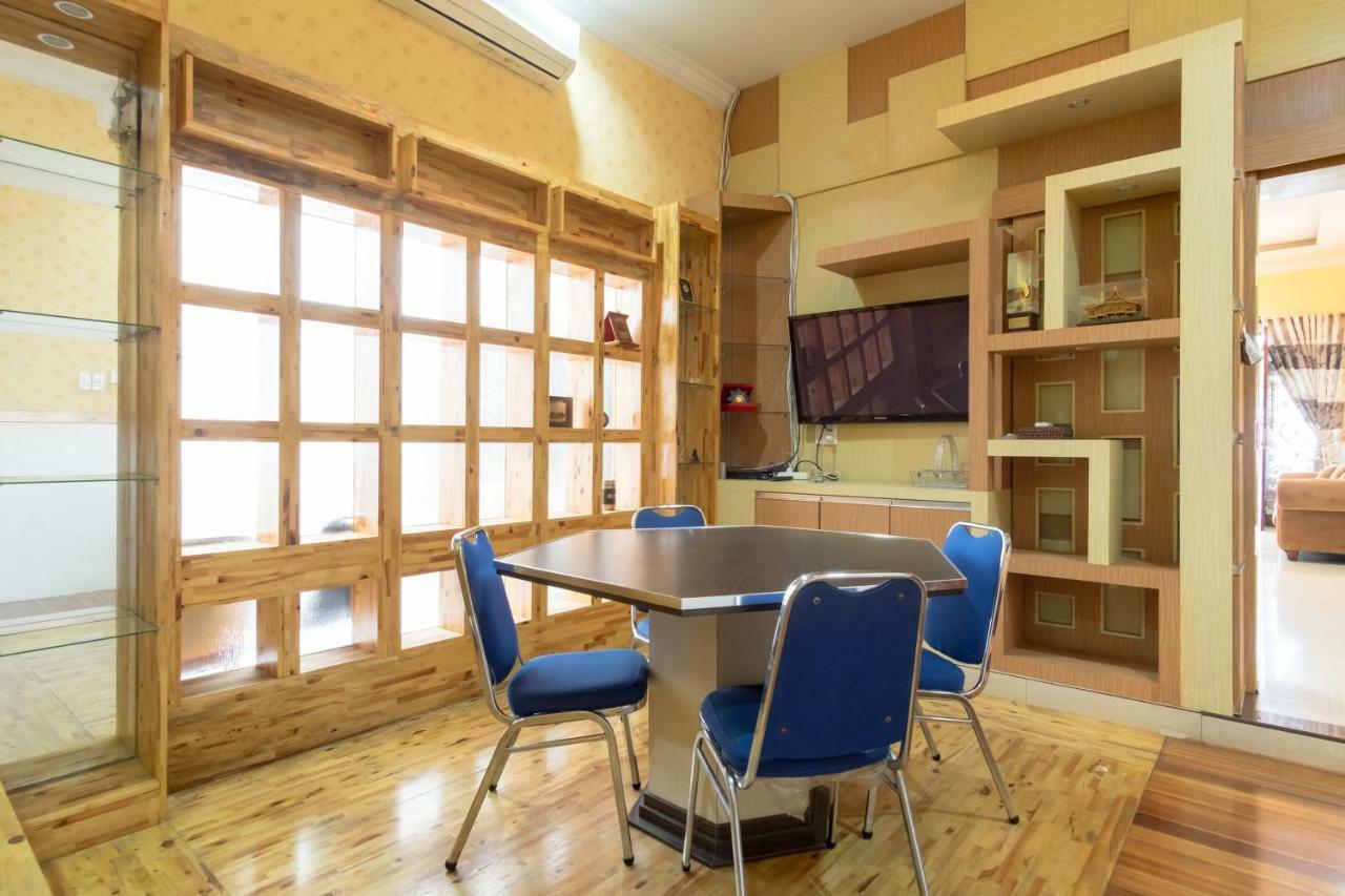 Oyo 619 Naufal Guest House Syariah Медан Экстерьер фото