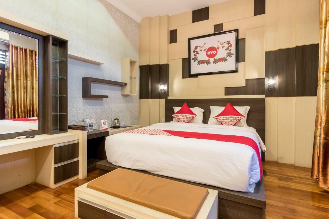 Oyo 619 Naufal Guest House Syariah Медан Экстерьер фото