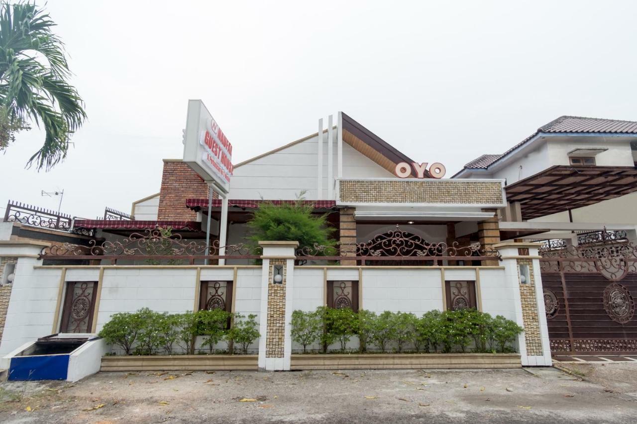 Oyo 619 Naufal Guest House Syariah Медан Экстерьер фото
