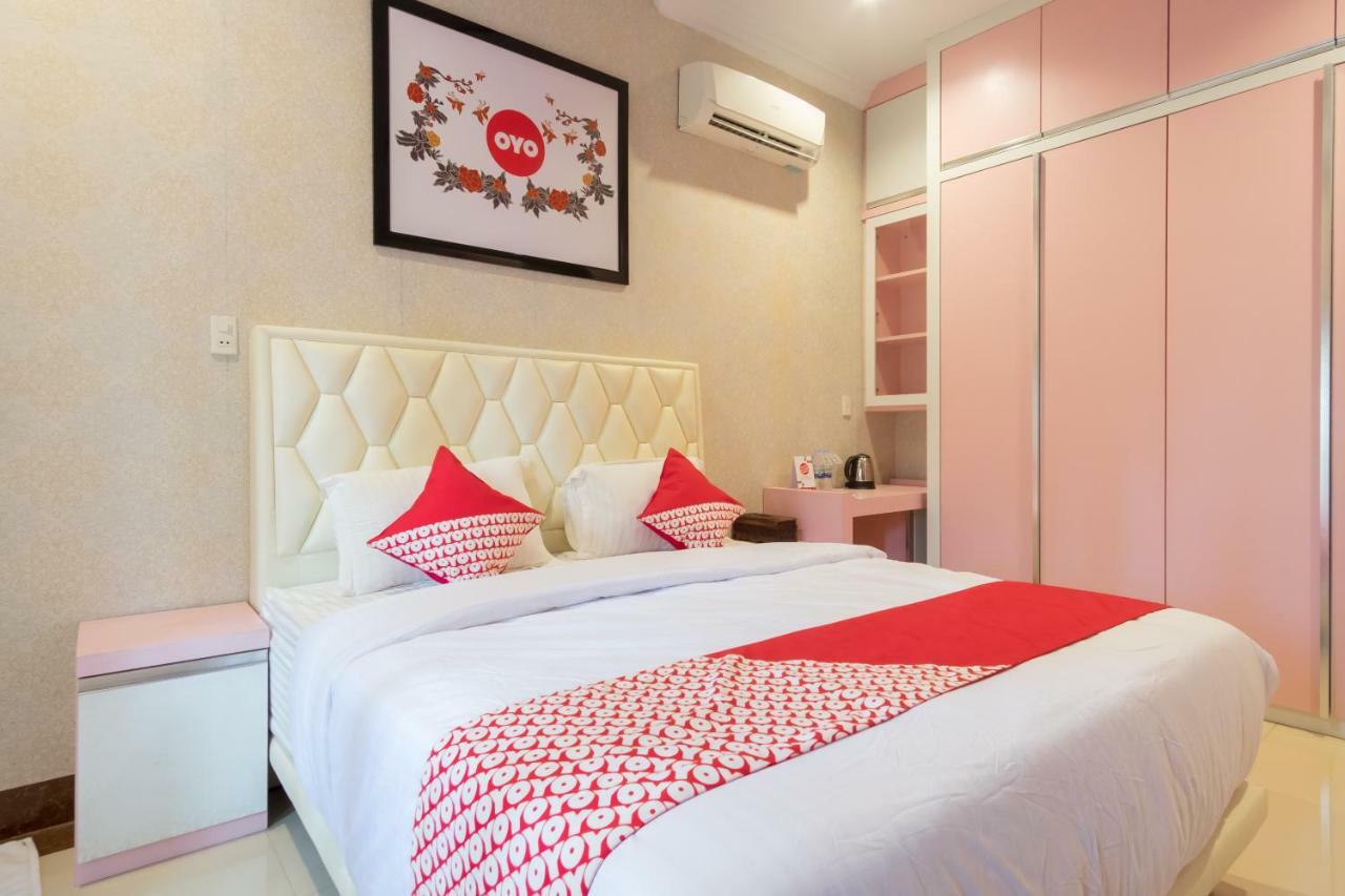 Oyo 619 Naufal Guest House Syariah Медан Экстерьер фото